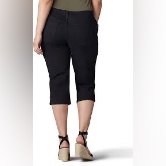 NWOT new Lee Womens Relaxed Fit Mid Rise Size crop black Sz Medium - Picture 2 of 12